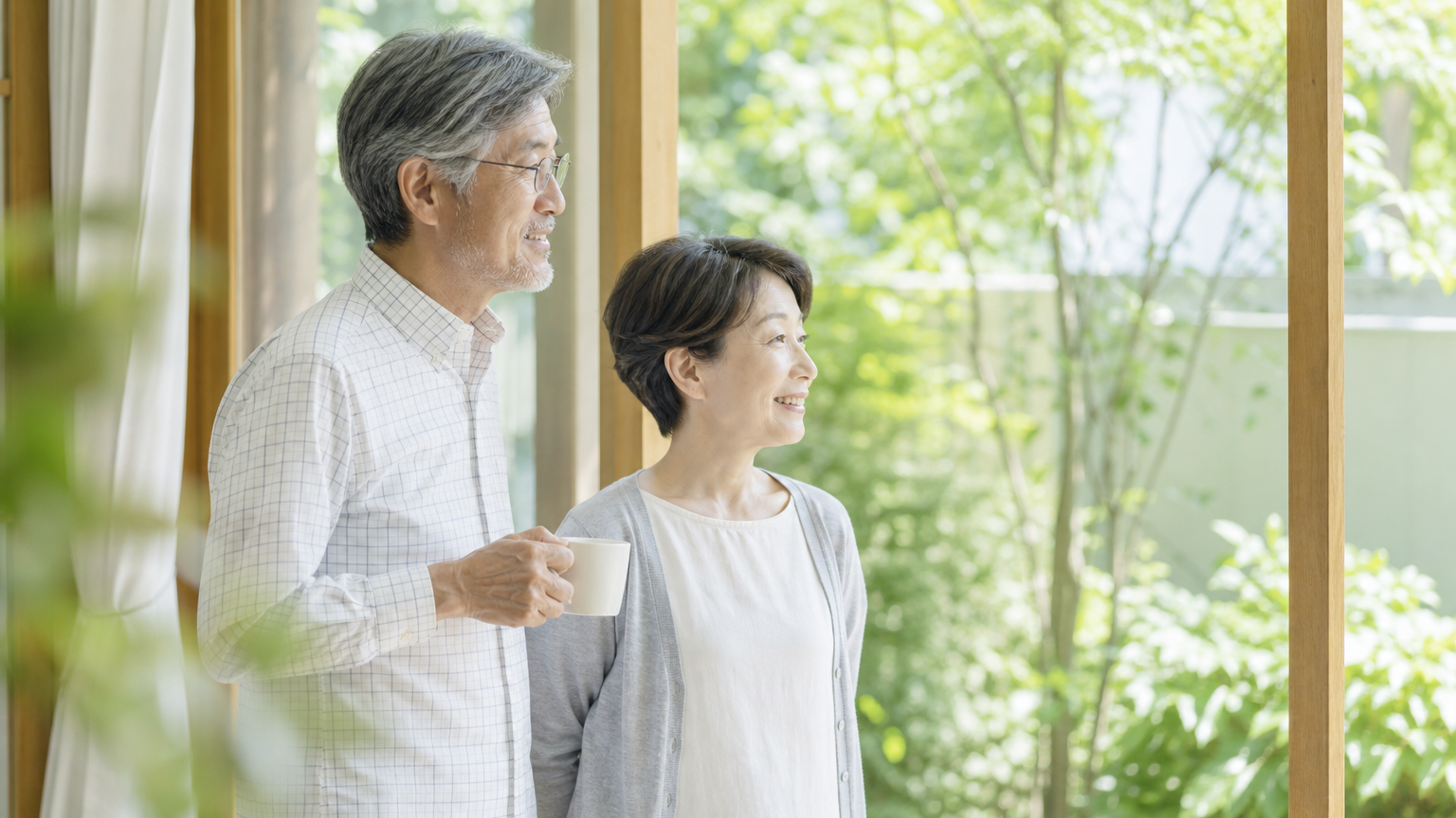 穏やかに微笑む60代の夫婦、老後の暮らしのイメージ